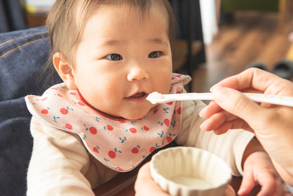 離乳食で食事の練習を始めよう