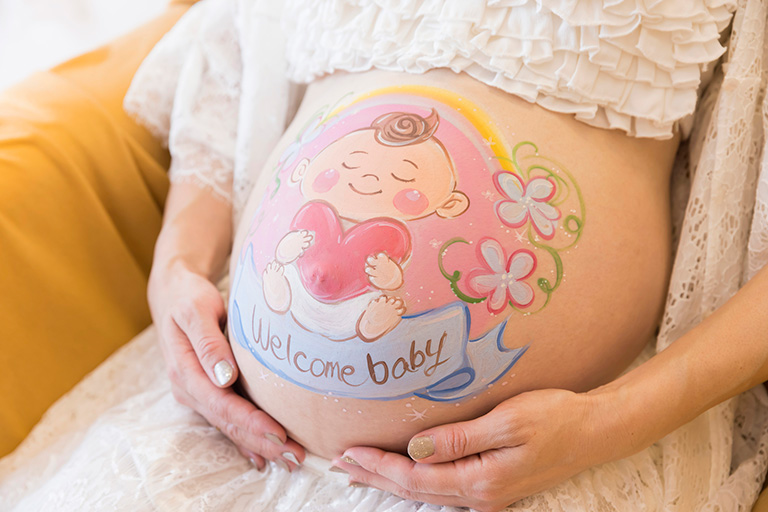 お腹にベリーペイントを描いた妊婦