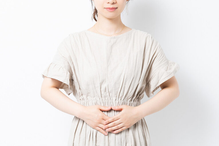 お腹に手を添えている女性