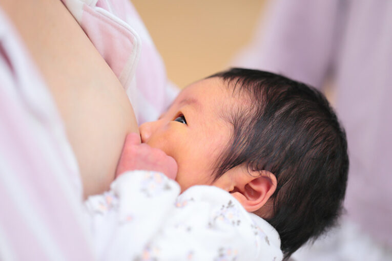授乳中の赤ちゃん