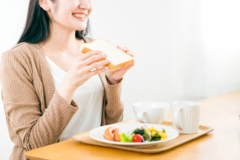 食事をしている女性