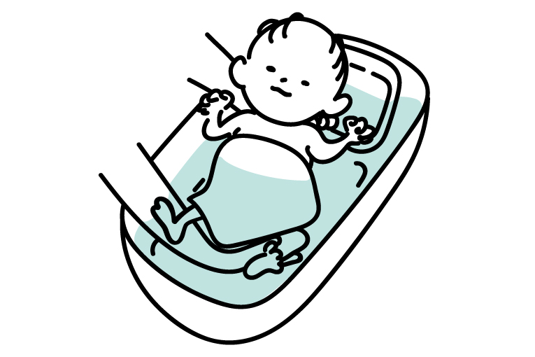 ベビーバスに入る赤ちゃん