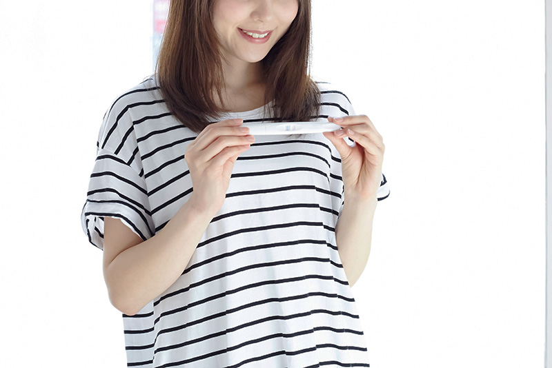 妊娠検査薬を持つ女性
