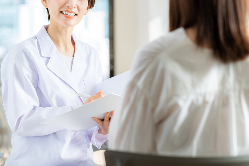 女性を診察する女性医師