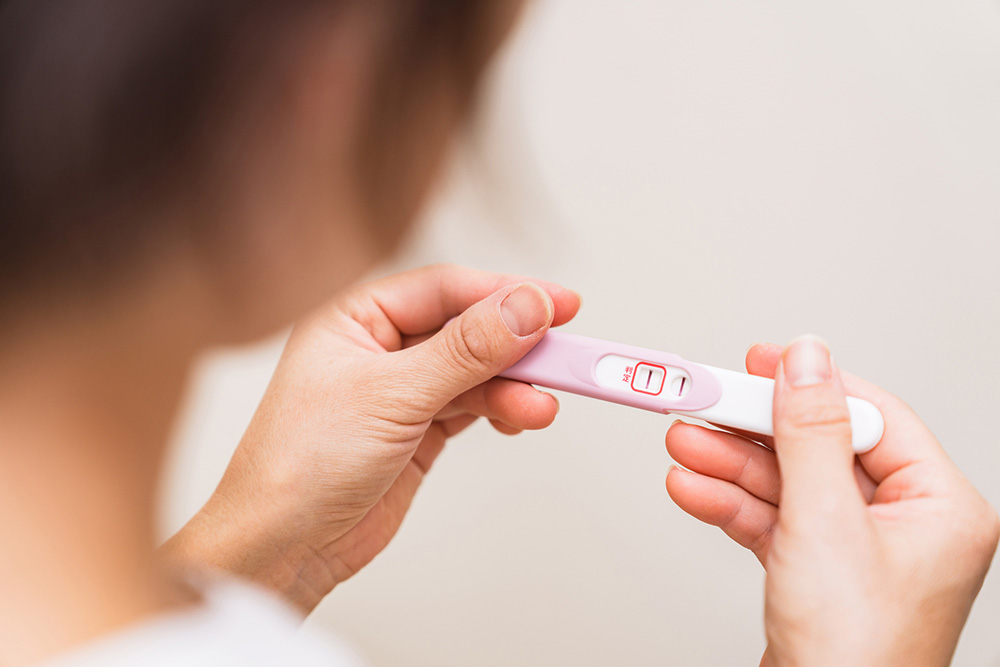 妊娠検査薬の結果を見る女性