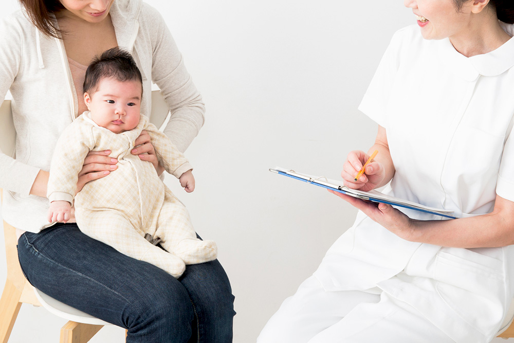 赤ちゃんのお母さんが助産師に相談する様子