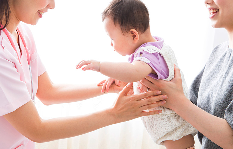 助産師に赤ちゃんを預ける様子