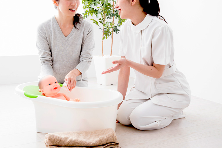 助産師から沐浴指導を受けている様子