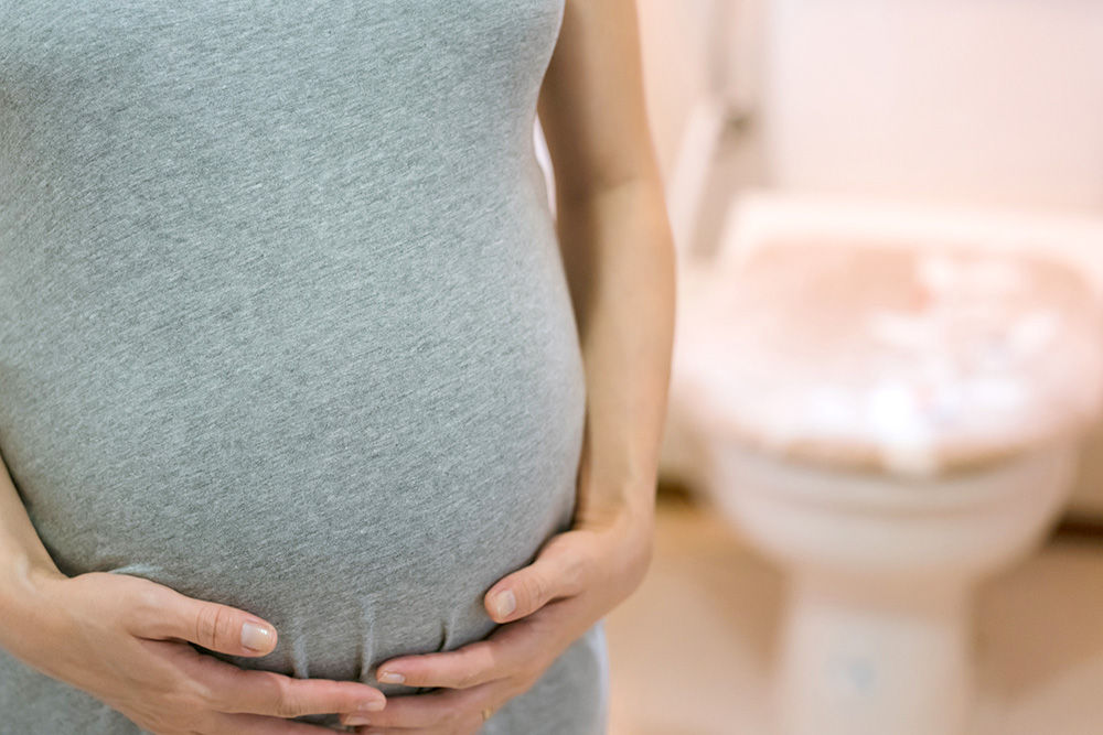 いきんでも平気?妊娠中の便秘の原因や改善策をご紹介