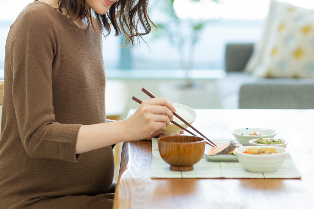 妊娠中のビタミンAは摂り過ぎに注意！適量や注意したい食品を解説